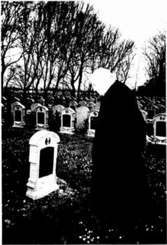 Jean Bastin se recueillant sur la tombe de son père, située dans l’impressionnant cimetière d’Oeren qui compte encore 509 tombes.