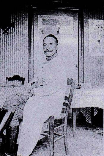 Félix Bastin dans son  cabinet de consultation